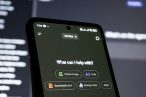 Smartphone mit KI-Chatbot-Oberfläche als Symbol für die neue Suche und OffPage SEO