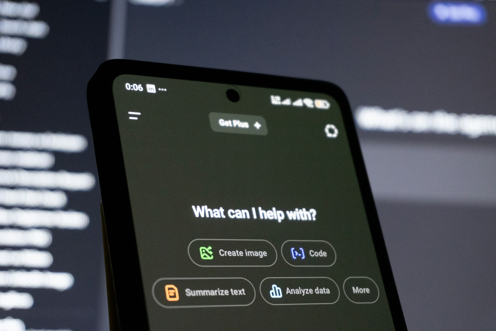 Smartphone mit KI-Chatbot-Oberfläche als Symbol für die neue Suche und OffPage SEO