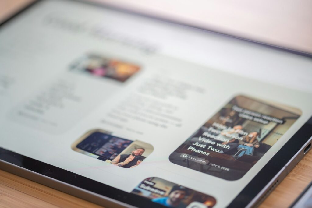 Tablet zeigt eine fertige Unternehmensseite beim Test vor dem Website-Launch
