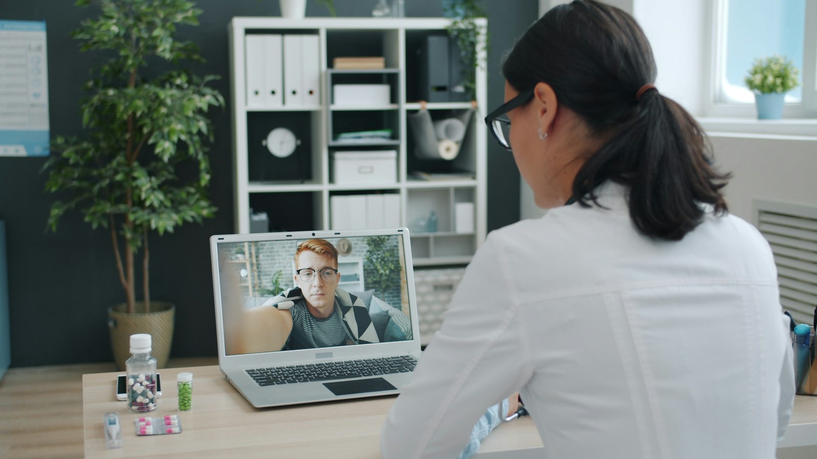 Arzt berät eine Patientin per Videoanruf am Laptop, Symbolbild für Telemedizin