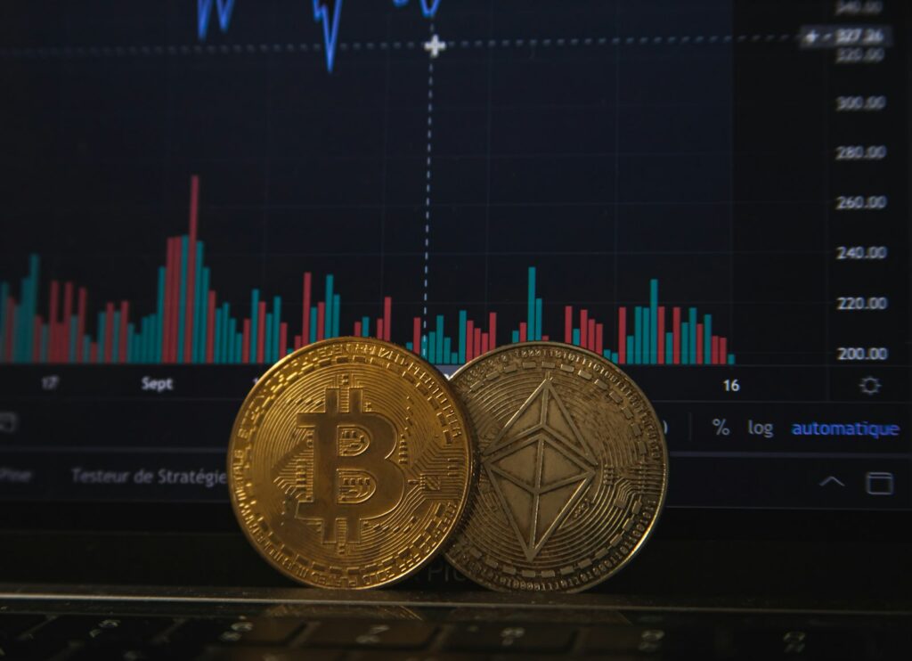 Bitcoin- und Ethereum-Münzen auf einer Laptop-Tastatur als Symbol für Krypto im Startup