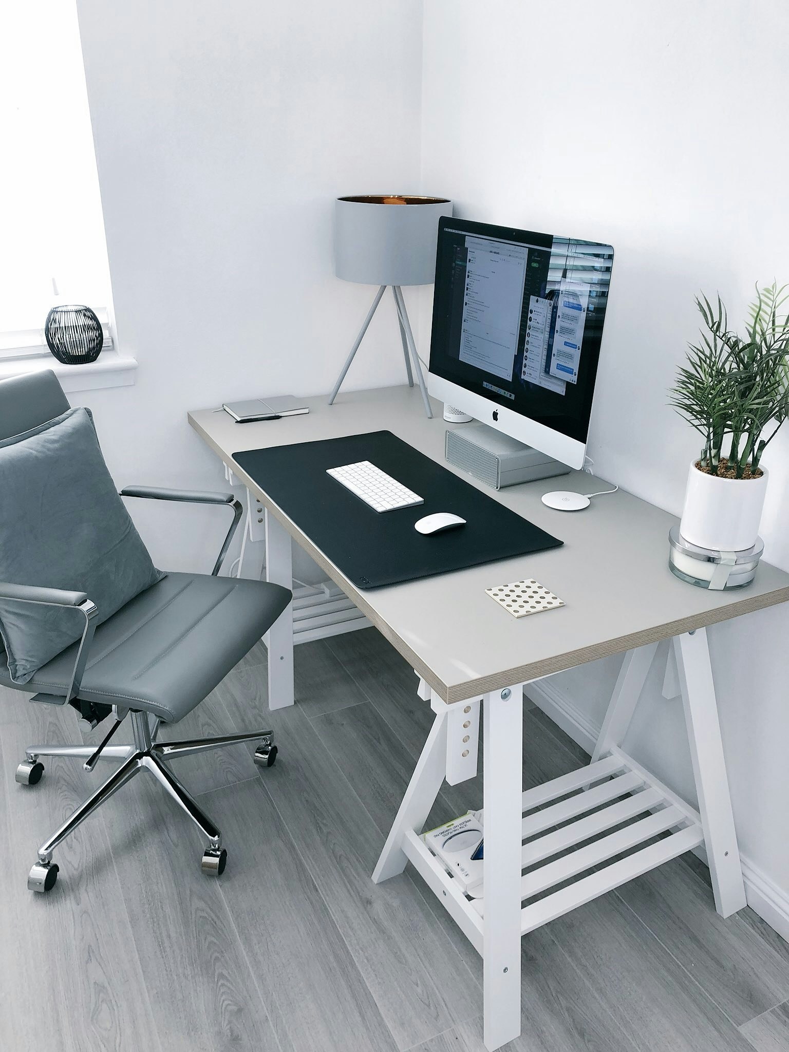 Grauer Bürostuhl an einem weißen Schreibtisch als Beispiel, wie du ein Büro einrichten kannst