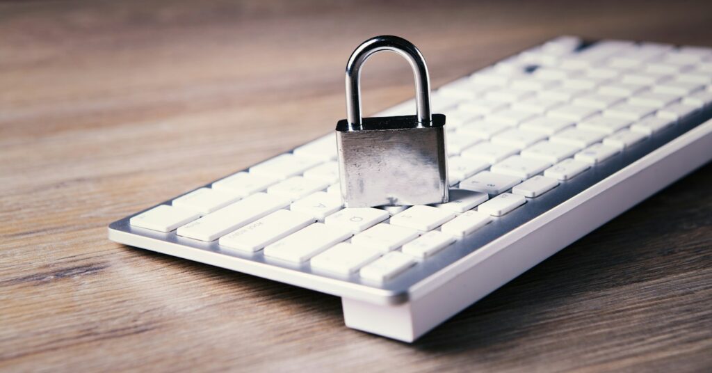 Vorhängeschloss auf einer Computertastatur als Symbol für Datenschutz in der Telemedizin