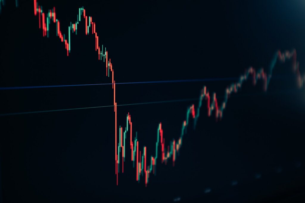 Candlestick-Chart auf einem dunklen Bildschirm, wie ihn Apps für Privatanleger darstellen