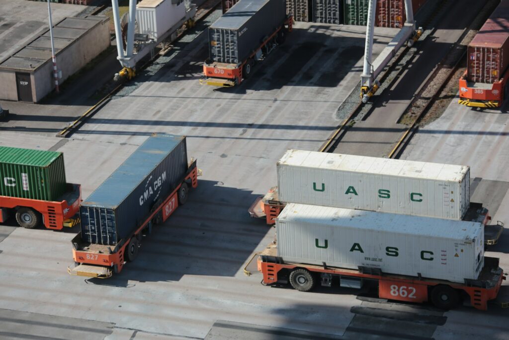 Containerschiff auf See als Beispiel für Exportware, die mit einer Proforma Rechnung verzollt wird