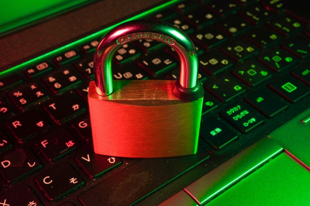Rotes Vorhängeschloss auf einer Computertastatur als Symbol für digitale Sicherheit im Startup