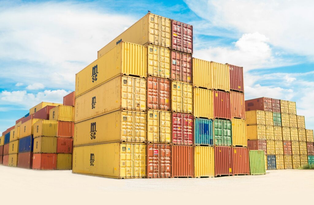 Farbig gestapelte Frachtcontainer im Hafen als Symbolbild für die Proforma Rechnung im Export