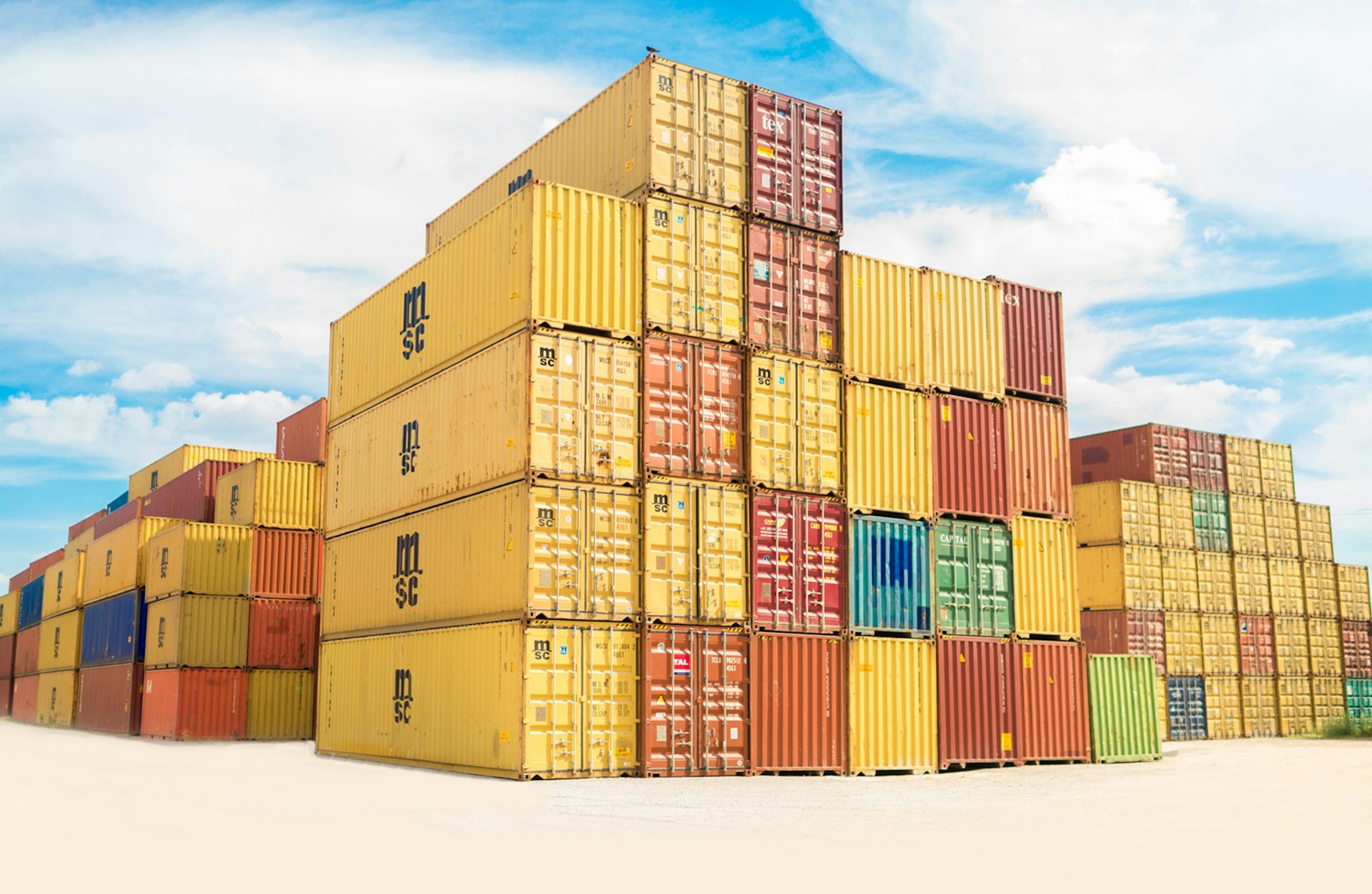 Farbig gestapelte Frachtcontainer im Hafen als Symbolbild für die Proforma Rechnung im Export