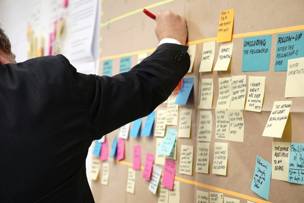 Haftnotizen an einer Pinnwand als Werkzeug für laterale Führung und Projektplanung