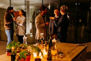 Investoren finden: Gründer und Investoren im Gespräch auf einem Networking-Event