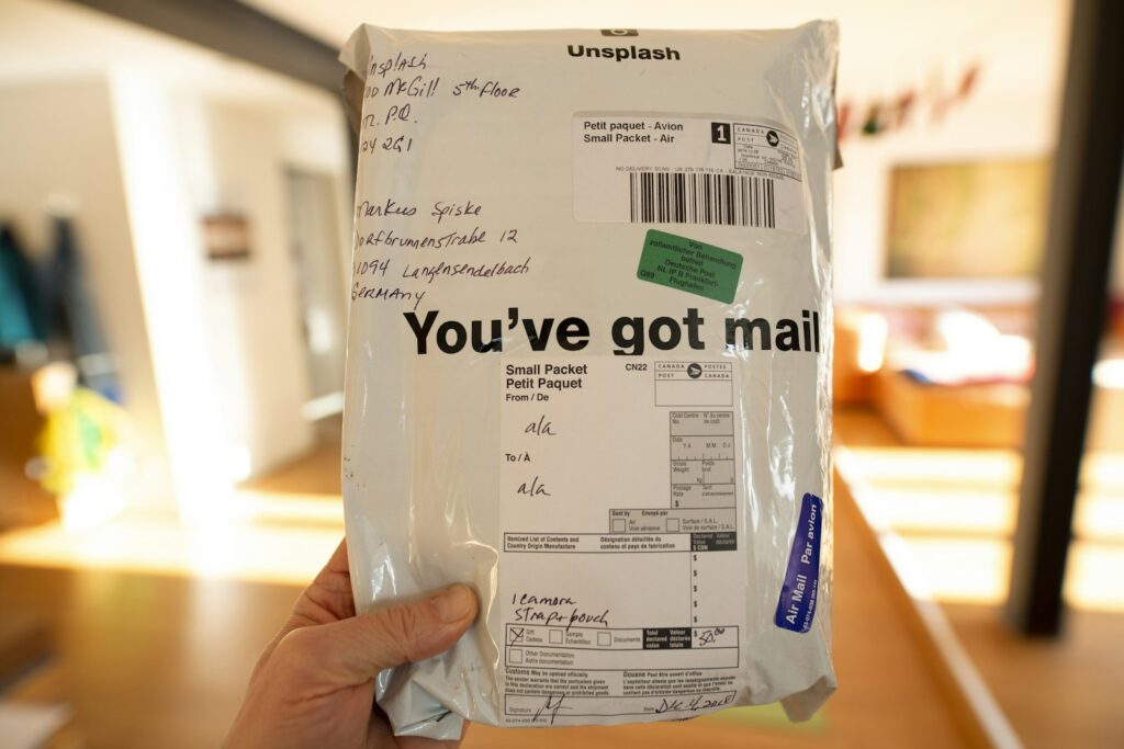 Paket mit Versandaufdruck: Beim internationalen Versand zählen Carrier, Laufzeit und Tracking