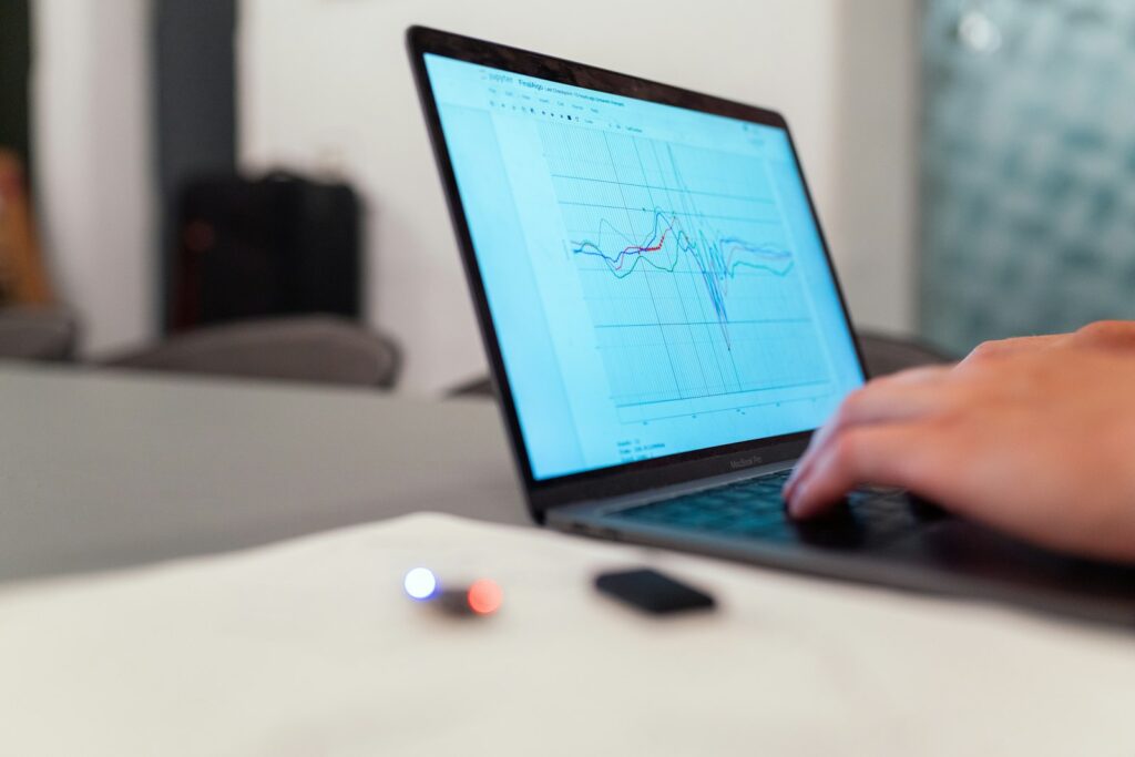 Person arbeitet am Laptop an der Vertriebspipeline in monday CRM