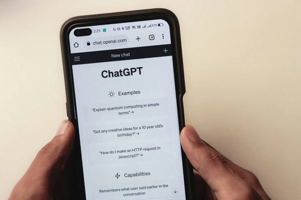 Person hält ein Smartphone mit geöffneter Chat-App – Antworten von Chatbots prägen Kaufentscheidungen