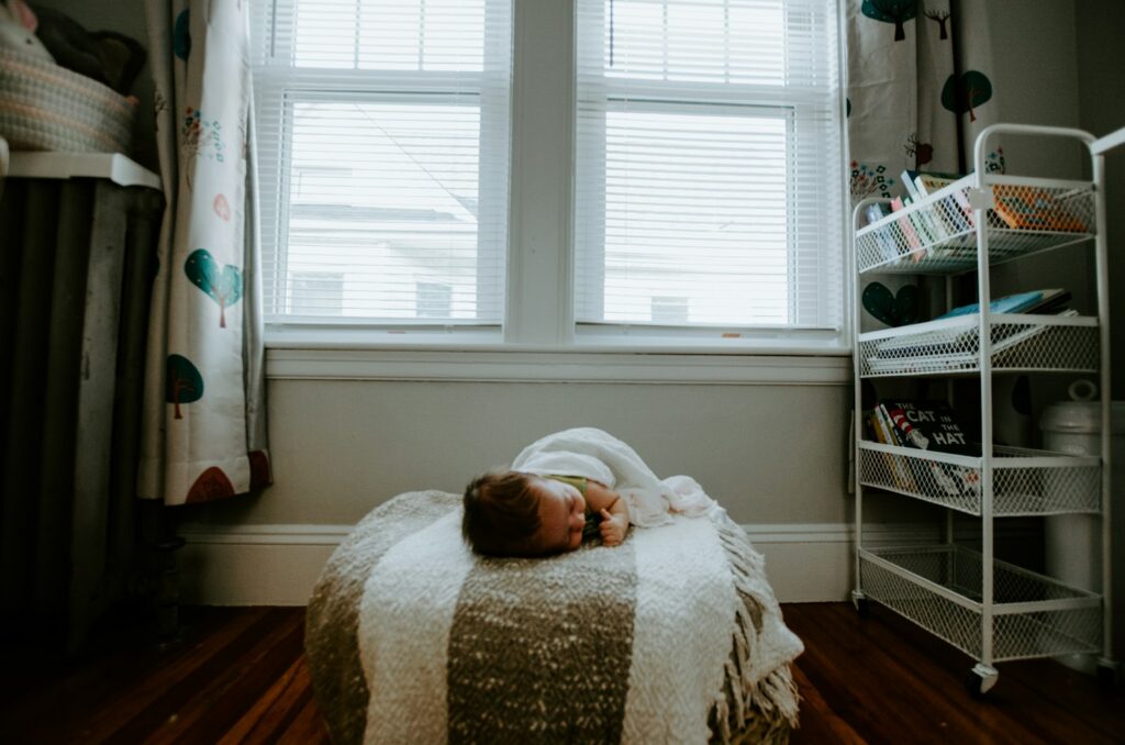 Schlafendes Baby auf einem Bett – Elterngeld für Selbstständige sichert die ersten Monate ab