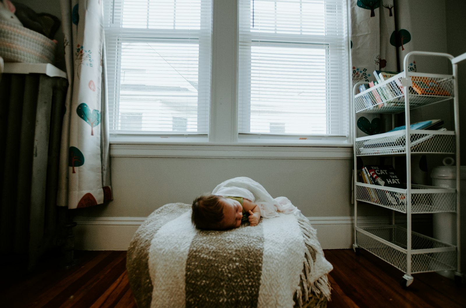 Schlafendes Baby auf einem Bett – Elterngeld für Selbstständige sichert die ersten Monate ab