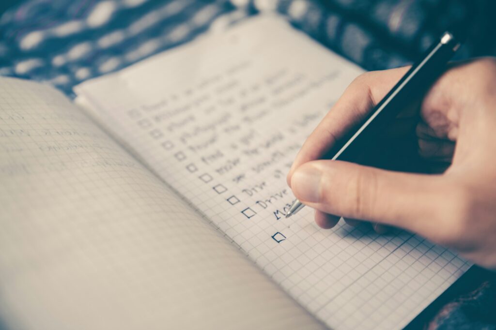 Selbstständig machen: Checkliste mit den Gründungsschritten im Notizbuch