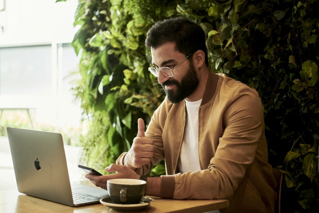 Selbstständig machen: Gründer plant sein Unternehmen am Laptop