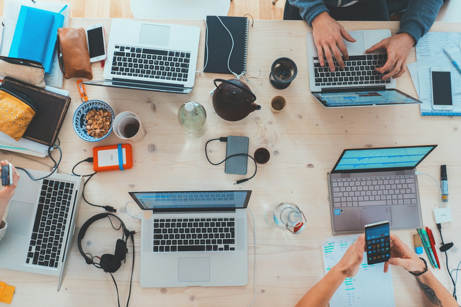 Startup Ideen: Gründerteam arbeitet gemeinsam an Laptops