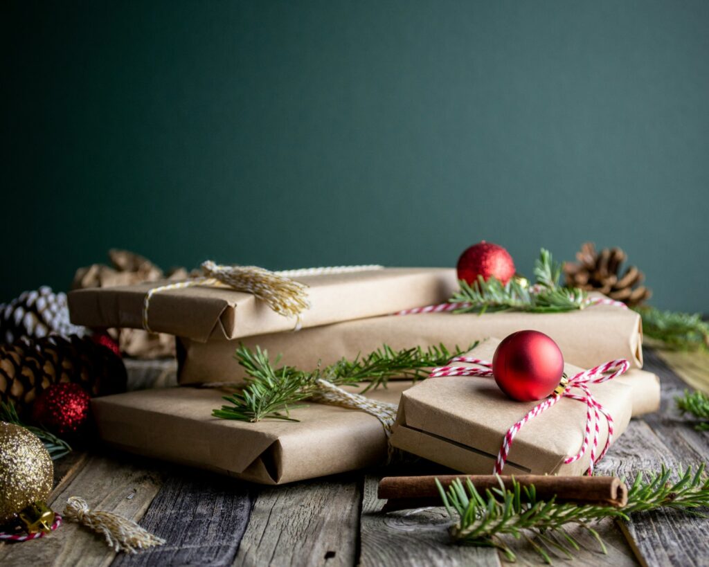 Verpackte Weihnachtsgeschenke für Mitarbeiter auf einem Tisch