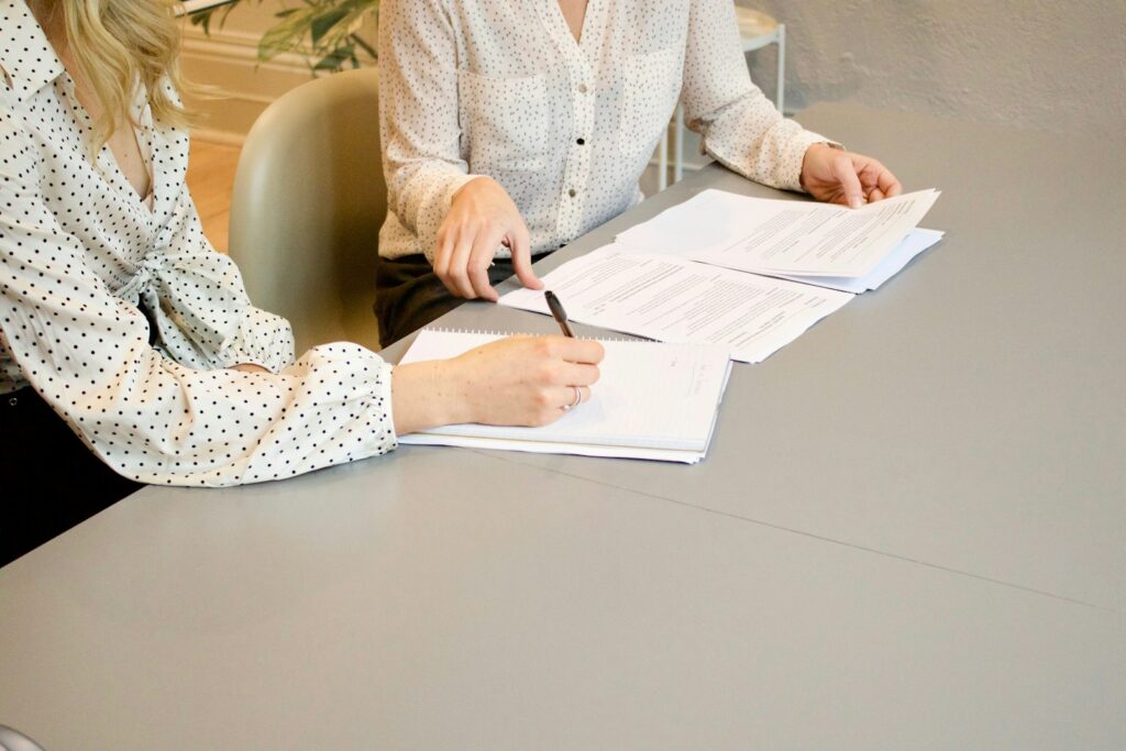 Zwei Frauen unterschreiben den Vertrag, mit dem sie eine GbR gründen