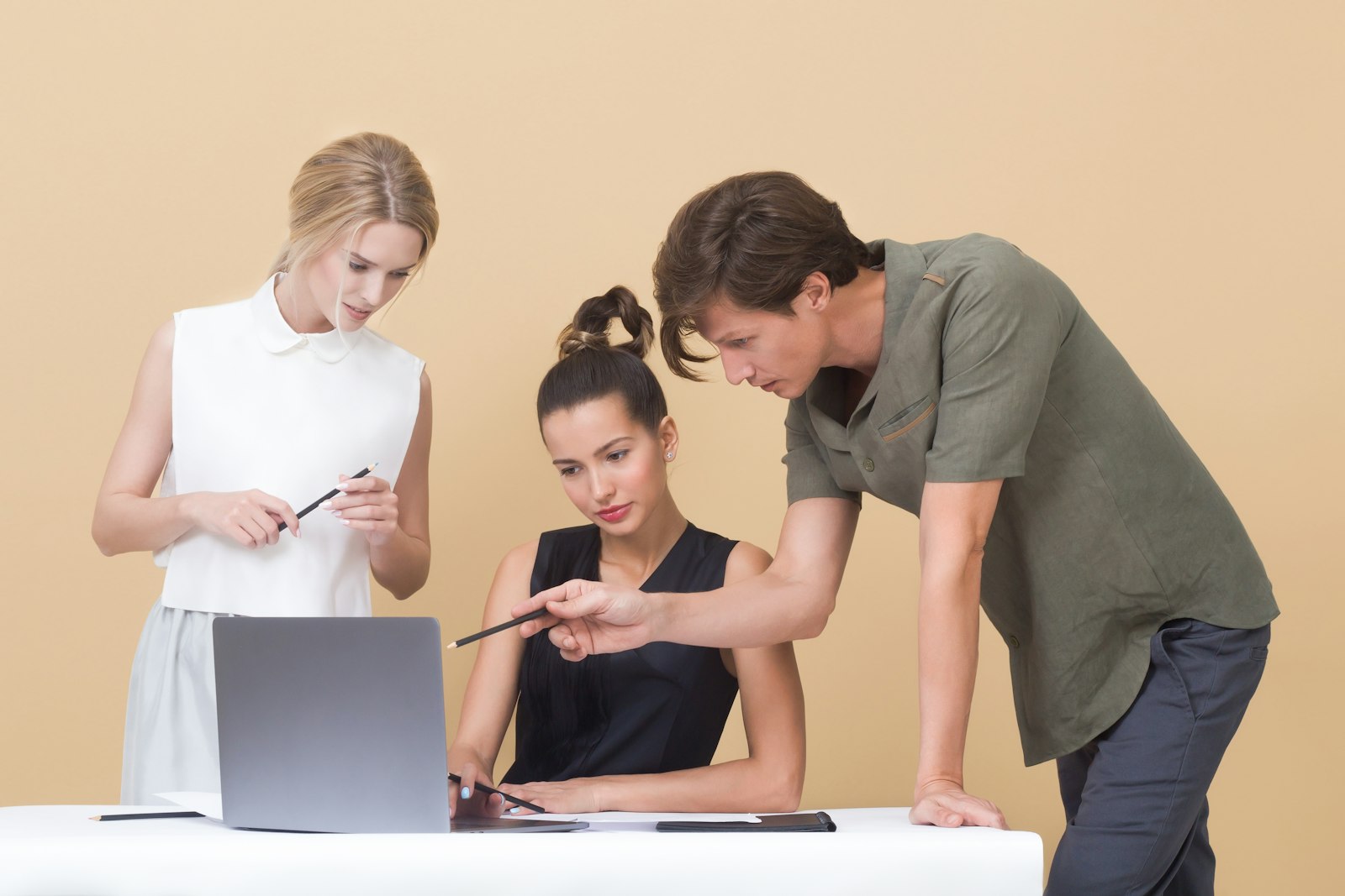 Zwei Personen besprechen am Laptop die Einführung von monday CRM im Vertrieb